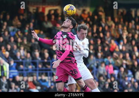 Callum Jones von den Forest Green Rovers (28) und Regan Hendry von den Tranmere Rovers springen um den Ball. EFL Skybet Football League Two Match, Tranmere Rovers gegen Forest Green Rovers im Prenton Park, Birkenhead, Wirral am Samstag, den 11. November 2023. Dieses Bild darf nur für redaktionelle Zwecke verwendet werden. Nur redaktionelle Verwendung, .PIC von Chris Stading/Andrew Orchard Sportfotografie/Alamy Live News Stockfoto