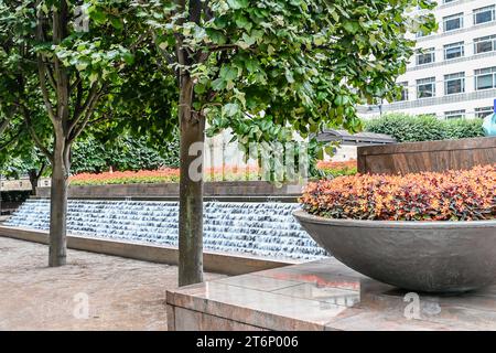 Cabot Square im modernen Canary Wharf Viertel mit seinen Banken und Wolkenkratzern Stockfoto