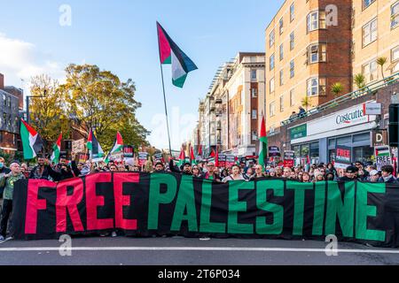 London, Großbritannien. November 2023. Hunderttausende Demonstranten marschieren durch die Londoner Innenstadt, um die Bevölkerung von Gaza zu unterstützen. Quelle: Grant Rooney/Alamy Live News Stockfoto