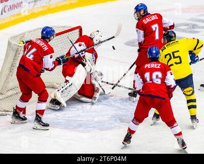 Von links Jonas Jungwirth, Michael Schnattinger - Torwart, Tomas Galvas, Jaromir Perez Lisa, ganz Tschechien, Otto Stenberg von Schweden im Einsatz beim U20 5 Nations Turnier Match Tschechien gegen Schweden 2023 in Chomutov, Tschechische Republik, 11. November 2023. (CTK Foto/Ondrej Hajek) Stockfoto
