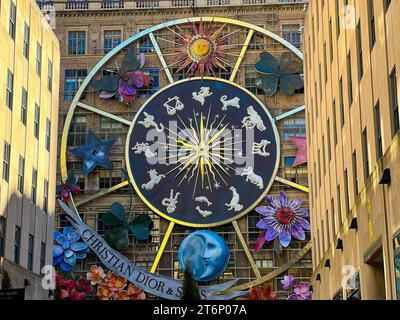 New York City, Usa. November 2023. Die Weihnachtsdekoration der Saks 5th Avenue wird am 11. November 2023 in New York City ausgestellt. Quelle: Ryan Rahman/Alamy Live News Stockfoto