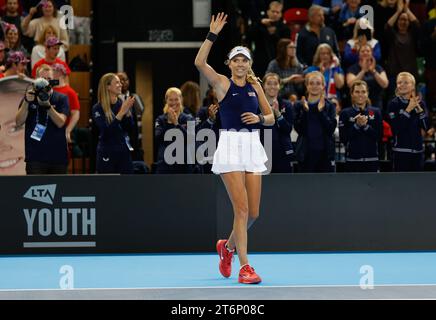 11. November 2023; Copper Box Arena, Stratford, London, England: Billie Jean King Cup Play-offs, Großbritannien gegen Schweden, Tag 1; Katie Boulter aus Großbritannien feiert ihren Sieg nach der Niederlage gegen Caijsa Wilda Hennemann aus Schweden Stockfoto