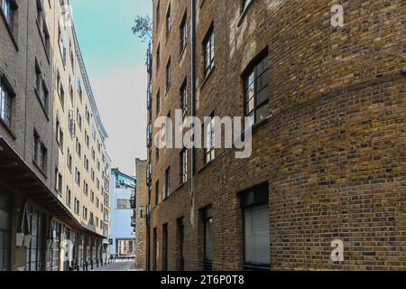 Historische Shad Themse in London in der Nähe der Tower Bridge. Diese alte Kopfsteinpflasterstraße ist bekannt für ihre Gehwege. Brücken von Shad Thames, Bermondsey Stockfoto