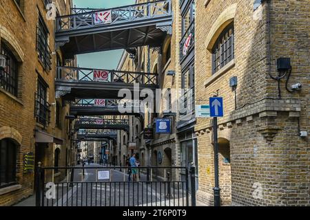 Historische Shad Themse in London in der Nähe der Tower Bridge. Diese alte Kopfsteinpflasterstraße ist bekannt für ihre Gehwege. Brücken von Shad Thames, Bermondsey Stockfoto