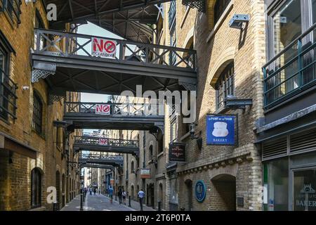 Historische Shad Themse in London in der Nähe der Tower Bridge. Diese alte Kopfsteinpflasterstraße ist bekannt für ihre Gehwege. Brücken von Shad Thames, Bermondsey Stockfoto