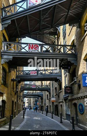 Historische Shad Themse in London in der Nähe der Tower Bridge. Diese alte Kopfsteinpflasterstraße ist bekannt für ihre Gehwege. Brücken von Shad Thames, Bermondsey Stockfoto