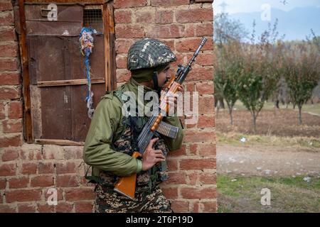 Indischer Armeesoldat nimmt Stellung an der Stelle der Schussgefechte in Parigam Pulwama, südlich von Srinagar. Als sich das gemeinsame Team der Streitkräfte dem vermuteten Ort näherte, feuerten die sich versteckenden Militanten auf die Streitkräfte und lösten einen Schussgefecht in der Gegend aus. (Foto: Faisal Bashir / SOPA Images/SIPA USA) Stockfoto