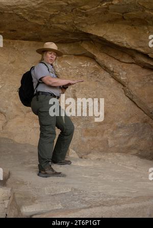 Park Ranger Führung Durch Das Balcony House Stockfoto