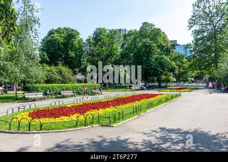 Blumenbeete und Brunnen im Stadtgarten, Stadtzentrum, Sofia, Republik Bulgarien Stockfoto