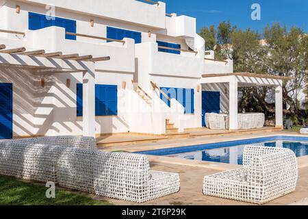 Portocolom, Spanien; 6. november 2023: Allgemeiner Blick auf ein luxuriöses Haus in der mallorquinischen Stadt Portocolom, Spanien Stockfoto