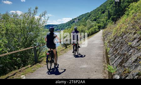 Mann und Frau auf einer Radtour entlang des berühmten Rheins in Deutschland im Sommer, bei Stolzenfels. Stockfoto