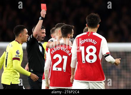 Arsenals Fabio Vieira (Mitte) wird vom Schiedsrichter Michael Oliver (zweiter links) eine rote Karte für ein ernsthaftes Foul-Spiel während des Premier League-Spiels im Emirates Stadium in London gezeigt. Bilddatum: Samstag, 11. November 2023. Stockfoto