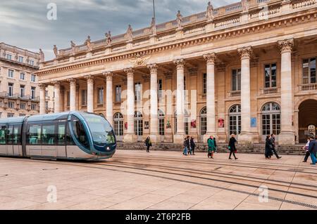 Der Grand Théâtre de Bordeaux und eine Straßenbahn, die vor der Tür vorbeifährt, in Gironde, Nouvelle-Aquitaine, Frankreich Stockfoto