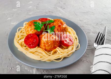 Mit Tomatensoße angereicherte italienische Fleischbällchen mit Nudeln Stockfoto