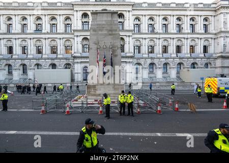 London, Großbritannien. 11. November 2023. Polizei und Barrieren um das Cenotaph in Westminster am Waffenstillstandstag. Die Befürchtungen, dass das Cenotaph von Menschen angegriffen werden würde, die am Marsch für Palästina vom Hyde Park zur US-Botschaft in Vauxhall teilnehmen würden, führten zu einer erheblichen Polizeipräsenz in der unmittelbaren Umgebung. Quelle: Stephen Chung / Alamy Live News Stockfoto