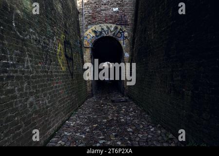 Eintritt zu einer kleinen Unterführung in einer italienischen Stadt Stockfoto