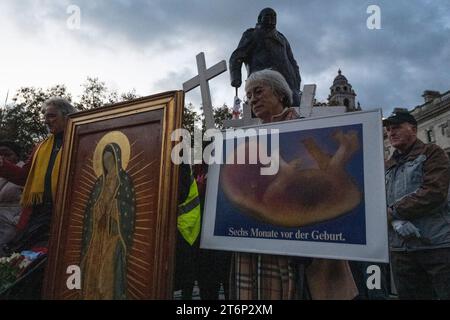 London, Großbritannien. 11. November 2023. Ein Anti-Abtreibung-Protest findet an der Statue von Winston Churchill in Westminster am Tag des Waffenstillstands statt. Die Befürchtungen, dass das Cenotaph von Menschen angegriffen werden würde, die am Marsch für Palästina vom Hyde Park zur US-Botschaft in Vauxhall teilnehmen würden, führten zu einer erheblichen Polizeipräsenz in der unmittelbaren Umgebung. Quelle: Stephen Chung / Alamy Live News Stockfoto