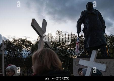 London, Großbritannien. 11. November 2023. Ein Anti-Abtreibung-Protest findet an der Statue von Winston Churchill in Westminster am Tag des Waffenstillstands statt. Die Befürchtungen, dass das Cenotaph von Menschen angegriffen werden würde, die am Marsch für Palästina vom Hyde Park zur US-Botschaft in Vauxhall teilnehmen würden, führten zu einer erheblichen Polizeipräsenz in der unmittelbaren Umgebung. Quelle: Stephen Chung / Alamy Live News Stockfoto