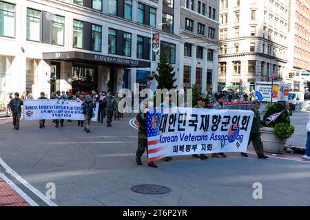 New York City, NY – 11. November 2023. Die jährliche Veterans Day Parade versammelte amerikanische Veteranen, ausländische Veteranen und ihre Anhänger, um die Fifth Avenue hinaufzumarschieren. Die Korean Veterans Association und die Korean American Vietnam war Veterans treten aus. Die Parade erinnert an den 70. Jahrestag des Endes des Koreakrieges. Stockfoto