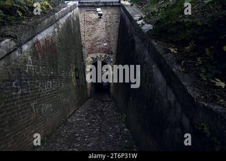 Eintritt zu einer kleinen Unterführung in einer italienischen Stadt Stockfoto