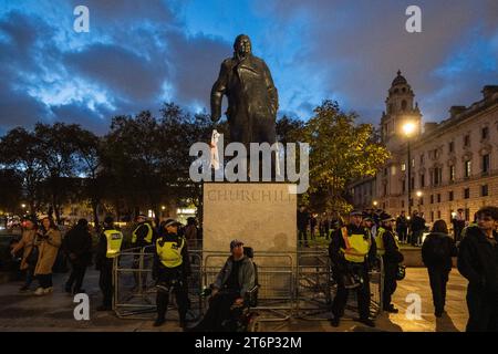 London, Großbritannien. 11. November 2023. Polizei rund um die Statue von Winston Churchill am Parliament Square in Westminster am Tag des Waffenstillstands. Die Befürchtungen, dass das Cenotaph von Menschen angegriffen werden würde, die am Marsch für Palästina vom Hyde Park zur US-Botschaft in Vauxhall teilnehmen würden, führten zu einer erheblichen Polizeipräsenz in der unmittelbaren Umgebung. Quelle: Stephen Chung / Alamy Live News Stockfoto