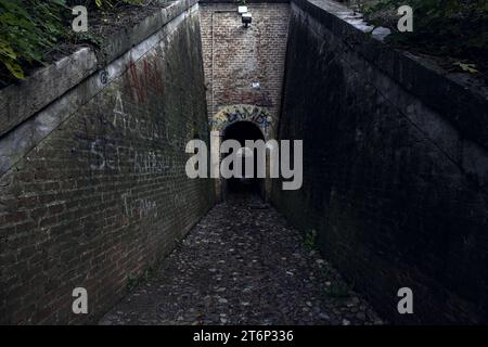 Eintritt zu einer kleinen Unterführung in einer italienischen Stadt Stockfoto