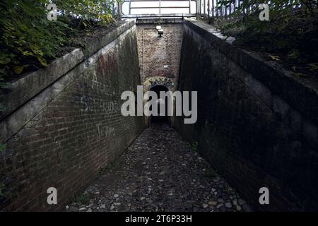 Eintritt zu einer kleinen Unterführung in einer italienischen Stadt Stockfoto