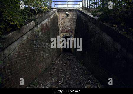 Eintritt zu einer kleinen Unterführung in einer italienischen Stadt Stockfoto