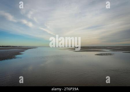 Sand und Wasser bei Ebbe, Gunner Point, Hayling Island, Hampshire, Großbritannien Stockfoto