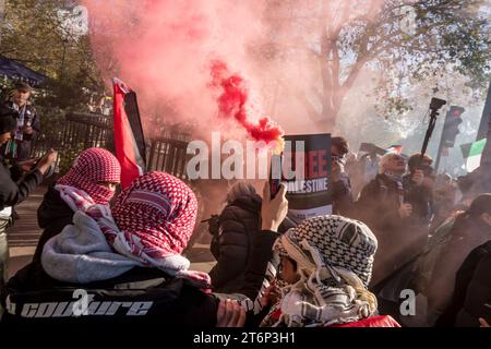 Pro Palastine märz London 11. November 2023, junge Demonstranten mit Flares in Park Lane Stockfoto