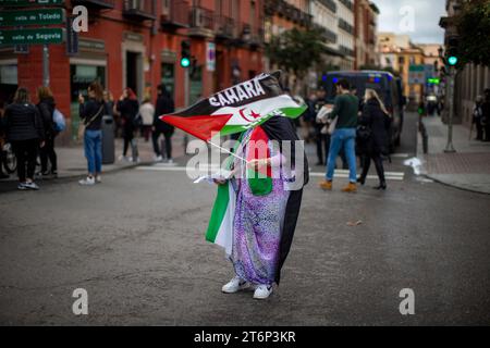 11. November 2023, Madrid, Spanien: Mitglieder der Saharaui-Gemeinschaft in Madrid und Aktivisten mit Saharaui-Fahnen rufen während eines marsches durch die Straßen Madrids Slogans und fordern Selbstbestimmung des saharauischen Volkes. (Kreditbild: © Luis Soto/ZUMA Press Wire) NUR REDAKTIONELLE VERWENDUNG! Nicht für kommerzielle ZWECKE! Stockfoto