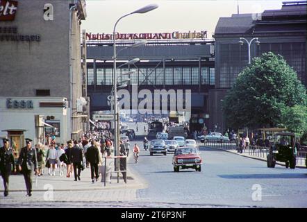 Berlin, Ostberlin GER, Berlin, 20230101, Aufnahme ca. 1976, historische Stadtansicht, in Ostberlin, Foto von der Friedrichstrasse / am Weidendamm, mit dem Bahnhof, Berufsverkehr, Menschen auf den Gehwegen und Autoverkehr auf der Straße, die Richtung S-Bahnhof unterwegs sind, Beschriftung, Werbung mit neuem Deutschland und CRWO, Film aus Wolfen *** Berlin, East Berlin GER, Berlin,20230101, Foto ca 1976, Blick auf die historische Stadt, in Ost-Berlin, Foto der Friedrichstraße am Weidendamm, mit Bahnhof, Rushhour-Verkehr, Menschen auf den Gehwegen und Autoverkehr auf der Straße, Richtung Stockfoto