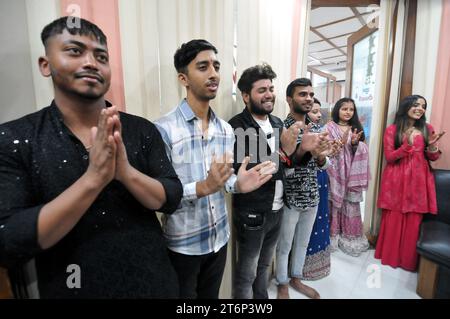 11. November 2023, West Delhi, Delhi, Indien: Bunte Anbetung Beten ........ In einem Büro, am Vorabend des Deepawali Festivals, anlässlich von Chhoti Deepawali, dem Besitzer mit Familienmitglied des Unternehmens und Mitarbeitern, die dort arbeiteten (Aarti Puja) oder machte davor ein Rangoli und verbrennte Lampen (Diyas) und betete zu Gott, in West-Delhi am Samstag, 11. November 2023 (Foto: © Ravi Batra/ZUMA Press Wire) NUR REDAKTIONELLE VERWENDUNG! Nicht für kommerzielle ZWECKE! Stockfoto