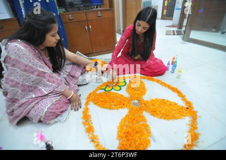 11. November 2023, West Delhi, Delhi, Indien: Bunte Anbetung Beten ........ In einem Büro, am Vorabend des Deepawali Festivals, anlässlich von Chhoti Deepawali, dem Besitzer mit Familienmitglied des Unternehmens und Mitarbeitern, die dort arbeiteten (Aarti Puja) oder machte davor ein Rangoli und verbrennte Lampen (Diyas) und betete zu Gott, in West-Delhi am Samstag, 11. November 2023 (Foto: © Ravi Batra/ZUMA Press Wire) NUR REDAKTIONELLE VERWENDUNG! Nicht für kommerzielle ZWECKE! Stockfoto