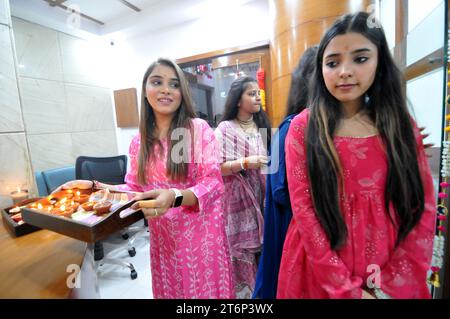 11. November 2023, West Delhi, Delhi, Indien: Bunte Anbetung Beten ........ In einem Büro, am Vorabend des Deepawali Festivals, anlässlich von Chhoti Deepawali, dem Besitzer mit Familienmitglied des Unternehmens und Mitarbeitern, die dort arbeiteten (Aarti Puja) oder machte davor ein Rangoli und verbrennte Lampen (Diyas) und betete zu Gott, in West-Delhi am Samstag, 11. November 2023 (Foto: © Ravi Batra/ZUMA Press Wire) NUR REDAKTIONELLE VERWENDUNG! Nicht für kommerzielle ZWECKE! Stockfoto