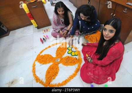 11. November 2023, West Delhi, Delhi, Indien: Bunte Anbetung Beten ........ In einem Büro, am Vorabend des Deepawali Festivals, anlässlich von Chhoti Deepawali, dem Besitzer mit Familienmitglied des Unternehmens und Mitarbeitern, die dort arbeiteten (Aarti Puja) oder machte davor ein Rangoli und verbrennte Lampen (Diyas) und betete zu Gott, in West-Delhi am Samstag, 11. November 2023 (Foto: © Ravi Batra/ZUMA Press Wire) NUR REDAKTIONELLE VERWENDUNG! Nicht für kommerzielle ZWECKE! Stockfoto