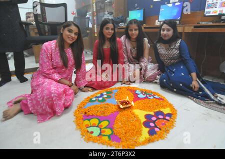 11. November 2023, West Delhi, Delhi, Indien: Bunte Anbetung Beten ........ In einem Büro, am Vorabend des Deepawali Festivals, anlässlich von Chhoti Deepawali, dem Besitzer mit Familienmitglied des Unternehmens und Mitarbeitern, die dort arbeiteten (Aarti Puja) oder machte davor ein Rangoli und verbrennte Lampen (Diyas) und betete zu Gott, in West-Delhi am Samstag, 11. November 2023 (Foto: © Ravi Batra/ZUMA Press Wire) NUR REDAKTIONELLE VERWENDUNG! Nicht für kommerzielle ZWECKE! Stockfoto