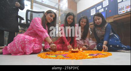 11. November 2023, West Delhi, Delhi, Indien: Bunte Anbetung Beten ........ In einem Büro, am Vorabend des Deepawali Festivals, anlässlich von Chhoti Deepawali, dem Besitzer mit Familienmitglied des Unternehmens und Mitarbeitern, die dort arbeiteten (Aarti Puja) oder machte davor ein Rangoli und verbrennte Lampen (Diyas) und betete zu Gott, in West-Delhi am Samstag, 11. November 2023 (Foto: © Ravi Batra/ZUMA Press Wire) NUR REDAKTIONELLE VERWENDUNG! Nicht für kommerzielle ZWECKE! Stockfoto