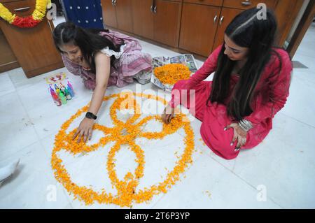 11. November 2023, West Delhi, Delhi, Indien: Bunte Anbetung Beten ........ In einem Büro, am Vorabend des Deepawali Festivals, anlässlich von Chhoti Deepawali, dem Besitzer mit Familienmitglied des Unternehmens und Mitarbeitern, die dort arbeiteten (Aarti Puja) oder machte davor ein Rangoli und verbrennte Lampen (Diyas) und betete zu Gott, in West-Delhi am Samstag, 11. November 2023 (Foto: © Ravi Batra/ZUMA Press Wire) NUR REDAKTIONELLE VERWENDUNG! Nicht für kommerzielle ZWECKE! Stockfoto