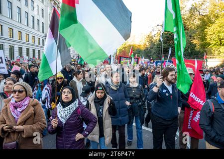 London November 2023. Demonstranten marschieren mit palästinensischen Fahnen und Plakaten in Zentral-London. Stockfoto