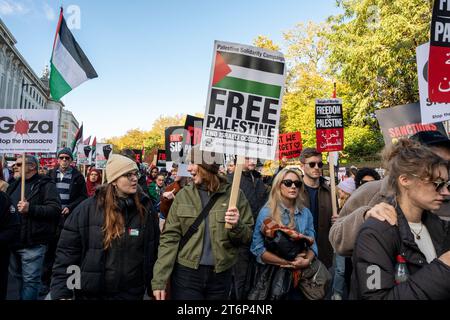 Protest gegen den Krieg in Gaza. Junge Frauen mit Plakat "freies Palästina". London November 2023. Stockfoto