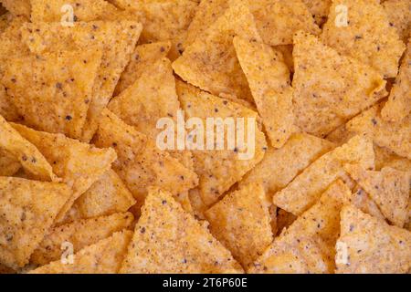 Haufen mexikanischer Nachos oder Tortilla-Chips als Texturhintergrund Stockfoto