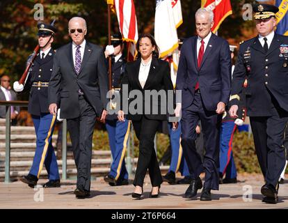 Von links nach rechts: US-Präsident Joe Biden, US-Vizepräsidentin Kamala Harris, US-Veteranenminister Denis McDonough und Generalmajor Allan M. Pepin, kommandierender General der Joint Task Force-Region National Capital, kommen Sie für eine Kranzniederlegung am Grab des unbekannten Soldaten im Rahmen einer Gedenkfeier zum National Veterans Day am Arlington National Cemetery in Arlington, Virginia am Samstag, den 11. November 2023. Kredit: Bonnie Cash/Pool über CNP Stockfoto