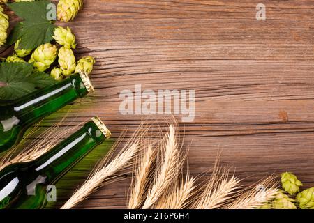 Bierflaschen Rahmen Weizen mit Kopierraum Stockfoto