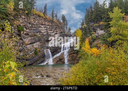 Cameron Falls mit herbstlicher Laubfarbe im Waterton Lakes National Park, Alberta, Kanada. Stockfoto