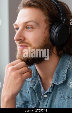 Nahaufnahme eines lächelnden Mannes mit Kopfhörern Stockfoto
