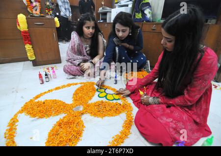 11. November 2023, West Delhi, Delhi, Indien: Bunte Anbetung Beten ........ In einem Büro, am Vorabend des Deepawali Festivals, anlässlich von Chhoti Deepawali, dem Besitzer mit Familienmitglied des Unternehmens und Mitarbeitern, die dort arbeiteten (Aarti Puja) oder machte davor ein Rangoli und verbrennte Lampen (Diyas) und betete zu Gott, in West-Delhi am Samstag, 11. November 2023 (Foto: © Ravi Batra/ZUMA Press Wire) NUR REDAKTIONELLE VERWENDUNG! Nicht für kommerzielle ZWECKE! Stockfoto