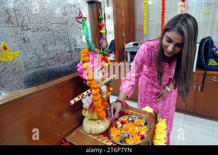 11. November 2023, West Delhi, Delhi, Indien: Bunte Anbetung Beten ........ In einem Büro, am Vorabend des Deepawali Festivals, anlässlich von Chhoti Deepawali, dem Besitzer mit Familienmitglied des Unternehmens und Mitarbeitern, die dort arbeiteten (Aarti Puja) oder machte davor ein Rangoli und verbrennte Lampen (Diyas) und betete zu Gott, in West-Delhi am Samstag, 11. November 2023 (Foto: © Ravi Batra/ZUMA Press Wire) NUR REDAKTIONELLE VERWENDUNG! Nicht für kommerzielle ZWECKE! Stockfoto