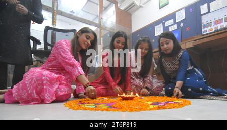 11. November 2023, West Delhi, Delhi, Indien: Bunte Anbetung Beten ........ In einem Büro, am Vorabend des Deepawali Festivals, anlässlich von Chhoti Deepawali, dem Besitzer mit Familienmitglied des Unternehmens und Mitarbeitern, die dort arbeiteten (Aarti Puja) oder machte davor ein Rangoli und verbrennte Lampen (Diyas) und betete zu Gott, in West-Delhi am Samstag, 11. November 2023 (Foto: © Ravi Batra/ZUMA Press Wire) NUR REDAKTIONELLE VERWENDUNG! Nicht für kommerzielle ZWECKE! Stockfoto