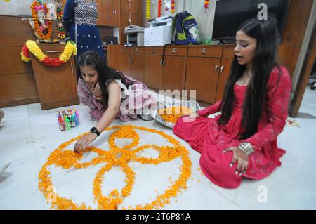 11. November 2023, West Delhi, Delhi, Indien: Bunte Anbetung Beten ........ In einem Büro, am Vorabend des Deepawali Festivals, anlässlich von Chhoti Deepawali, dem Besitzer mit Familienmitglied des Unternehmens und Mitarbeitern, die dort arbeiteten (Aarti Puja) oder machte davor ein Rangoli und verbrennte Lampen (Diyas) und betete zu Gott, in West-Delhi am Samstag, 11. November 2023 (Foto: © Ravi Batra/ZUMA Press Wire) NUR REDAKTIONELLE VERWENDUNG! Nicht für kommerzielle ZWECKE! Stockfoto